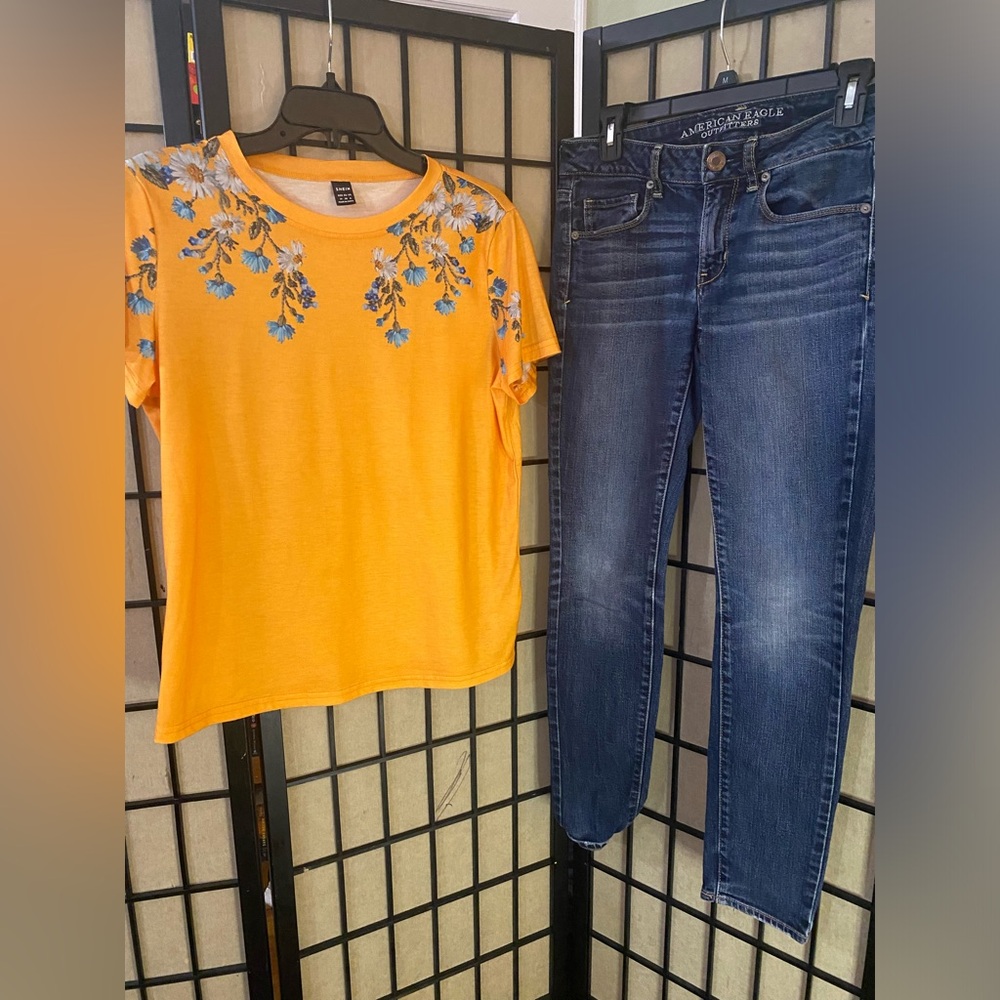 Two piece outfit including American Eagle jeans and floral tee
